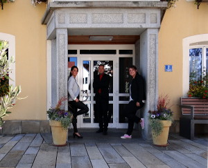 Standesbeamte vor dem Rathaus Regen